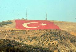 Kahramanmaraş'taki Türkiye'nin en büyük bayrağını ilk selamlayan 'Savaşan Şahinler' oldu