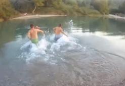 Arkadaşlarının gözleri önünde hayatını kaybetti!