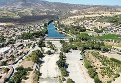 Gediz Nehri'nde endişe veren görüntüler! Yarı yarıya düştü, Çiftçiler kara kara düşünüyor