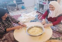 Zeynep Nine ve komşuları kolları sıvadı: Harıl harıl kışlık erişte hazırlığı