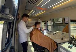 Tüm bildiklerinizi unutun! Bu berber başka berber, tek telefonla müşterinin ayağına gidiyor