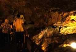 Suları tükendi ama ziyaretçi akını var! Türkiye'nin ilk turistik mağarası Burdur'da yer alıyor