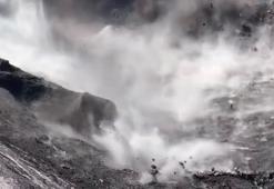 Sıcak hava Ağrı Dağı'nı harekete geçirdi: Kayalar peş peşe düştü, ziyaretçilerin korku dolu anları kameralara yansıdı