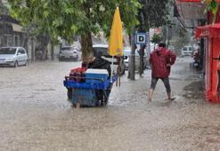 Adana ve Osmaniye'de sağanak ve fırtına! Yollar göle döndü, çatılar havada uçuştu