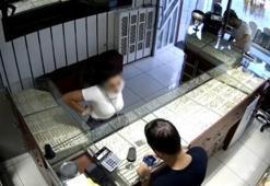 Erzincan'da arkadaşının banka şifresini gören kadın gizlice hesaptaki paraları kendine aktardı! Soluğu kuyumcuda aldı