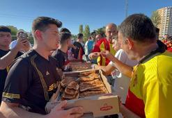 Kayseri'de güzel görüntüler! Göztepe taraftarına yemek ikram edildi