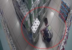 Akılalmaz görüntüler! Çocuk göz göre göre marketi kundakladı