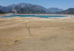 Adana'da 'Çölleşme' alarmı: Barajın yüzde 90'ı yok oldu! Suların çekildiği yere voleybol filesi çektiler!