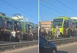 Bursa'da metro durdu, vatandaşlar raylardan yürüdü