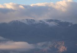 Erzincan'a yılın ilk karı yağdı! Keşiş Dağı beyaza büründü