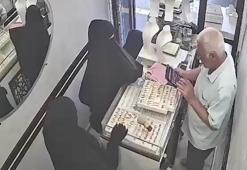 Diyarbakır'da film gibi hırsızlık! Kuyumcuyu oyalayıp kilolarca altınlarla kaçtılar