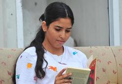 Bursa'da mevsimlik işçilerin çocukları arkadaşlarından geri kalmamak için çadırda ders çalışıyor