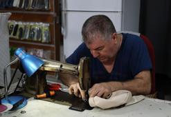 'Askıda ekmek' kampanyasından esinlendi, ihtiyaç sahiplerine çanta ve ayakkabı dağıtmaya başladı