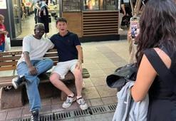 Eskişehir'de Osimhen'i gören şaşırıyor! Haritada adı bile var! Yoldan geçen fotoğraf çektiriyor