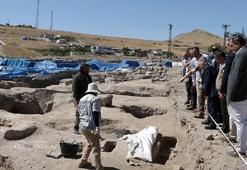 İç Anadolu'nun en büyük mozaik yapısı gün yüzüne çıkıyor: Kayseri'deki kazılarda gizemli mezarlar bulundu!