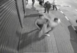 Bursa'da kalabalığın arasına daldı! Husumetlisini kafasından böyle vurdu: O anlar kamerada