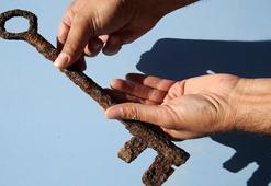 Kalenin ana giriş kapısında bulundu! Çıkan hazineye kimse inanamadı! Kazdıkça daha fazlası çıktı