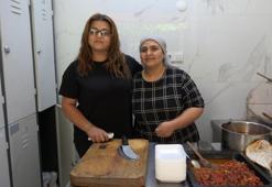 2 metrekarelik dükkanında ekmeğini kazanıyor! Yaptığı yemeklerle evlatlarını okutuyor