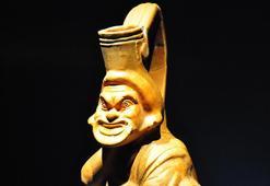 Aigai Antik Kenti'nde heyecanlandıran keşif: 1800 yıllık tiyatro maskesi vazosu gün yüzünde!