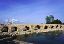 Adana'nın 1900 yıllık simgesi tehlikede: Taşköprü restorasyonu yıllardır neden hâlâ başlamadı?