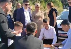 Çorum'da damattan bahşiş almak isteyen arkadaşları yolu okey masasıyla kapattı