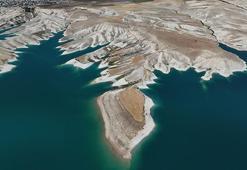 Atatürk Barajı'nda son 52 yılın en büyük kuraklığı yaşanıyor! Sular çekildi, Maldivler'i andıran adacıklar ortaya çıktı