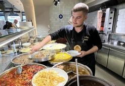 'Z kuşağı iş beğenmiyor' algısını altüst eden genç aşçı İzmir'de örnek oluyor! Günde 30 çeşit yemek yapıyor