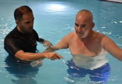 Çanakkale'de yürüme yetisini kaybeden vatandaş şifayı İzmir'de buldu! Özel tedaviyle yürümeye başladı