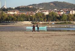 Balıkçıların ağ attığı kuruyan göldeki toprak parçalarında şimdi yürüyüş yapılıyor