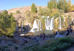 Muradiye Şelalesi'ne turist akını! Manzara görenleri büyülüyor