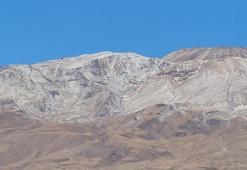 Bitlis'te yılın ilk karı yağdı! Türkiye'nin en yüksek üçüncü dağı beyaza büründü