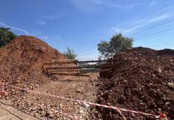 Belediye ekipleri yol kenarını kazarken buldu! Gizemi çözülemedi, polisler 24 saat nöbet tutuyor