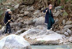 5 ay geçti ama onlar vazgeçmedi! Hakkarili aile Avaşin Deresi'nde aramaya devam ediyor