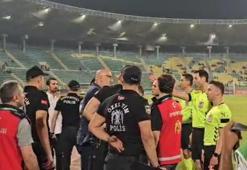 Şanlıurfaspor-Elazığspor maçında kriz çıktı! Yöneticiler sahaya girdi, polisler müdahale etti