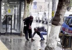 Annesinin ayakkabısını temizledi: Amasya'da banka girişinde yürekler ısındı