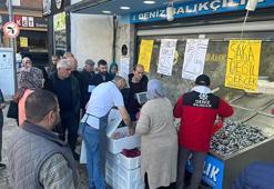 Duyan inanamıyor! Kilosu 25 TL'den satılıyor, tezgah başında kuyruk oluştu, en fazla 2 kilo alınabiliyor