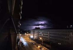 Uyarılar peş peşe gelmişti! Diyarbakır'da şimşekler geceyi gündüze çevirdi