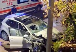 Elazığ’da sürücüsünün direksiyon hakimiyetini kaybettiği otomobil durağa çarptı