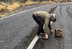 Hakkari'nin Şemdinli-Derecik karayoluna düşen kaya parçalarını dağcılar temizledi