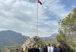Mersin'de direk yenilendi, yeni bayrak göndere çekildi