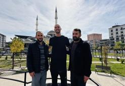 Amerikalı gezginin son durağı Hakkari Yüksekova oldu! Otostopla geldi, baklavaya hayran kaldı