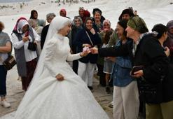 Gelin ve damada travertenlerde sürpriz! Denizli'de turistler kuyruğa girdi