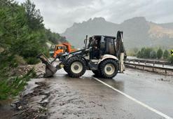 Bilecik Osmaneli'de sel meydana geldi, D650 karayolu taş ve toprak ile kaplandı