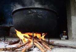 Antalya'da tencereler kaynamaya başladı! Geleneksel yöntemlerle üretilip 600 liraya satılıyor