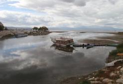 Konya’nın bu gölünde endişelendiren manzara! Balıkçılar ağ attıkları yerde yürüyor