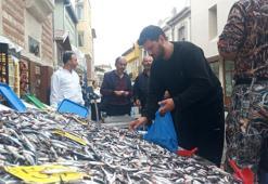 Hamsinin kilosu 50 liraya düştü, vatandaşlar poşet poşet aldı