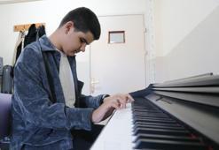 Görmüyor ama duyduğu her nota onu zirveye taşıyor! Sivaslı Kadir Alp'in yeteneği gören herkesi büyülüyor