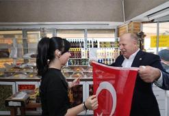 Yüreğir Belediyesi’nden esnafa Cumhuriyet Bayramı hediyesi: Türk bayrağı