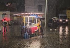 Kuvvetli yağış etkisini gösterdi! Yollar göle döndü, altyapı çöktü, uçaklar havaalanına inemedi