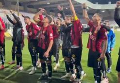 Eskişehirsporlu futbolular taraftarla bir olup küfürlü tezahürat yaptı